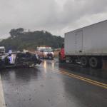 Acidente com carro e caminhão deixa um morto e interdita BR-381, em Nova Era