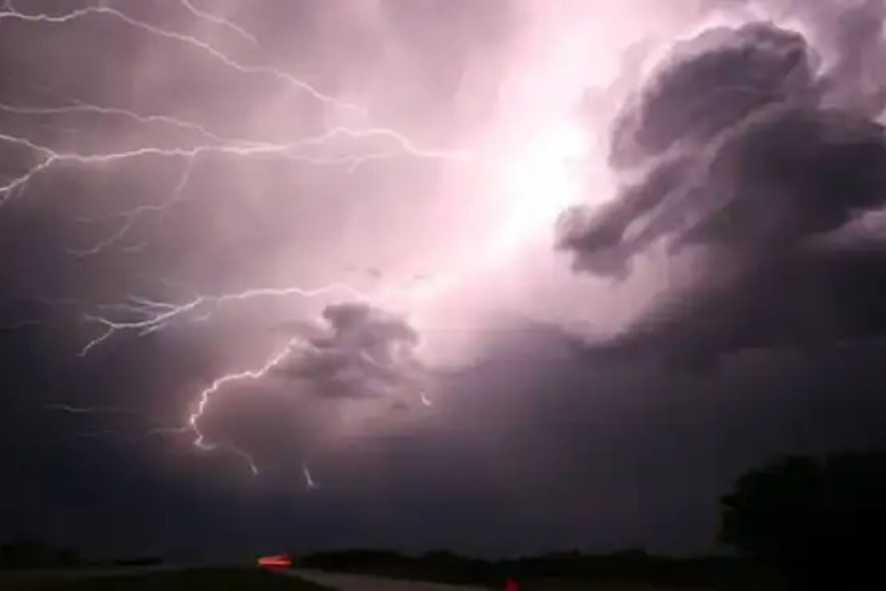 Tempestade tropical ganha força no Pacífico e ameaça chuvas torrenciais na América Latina
