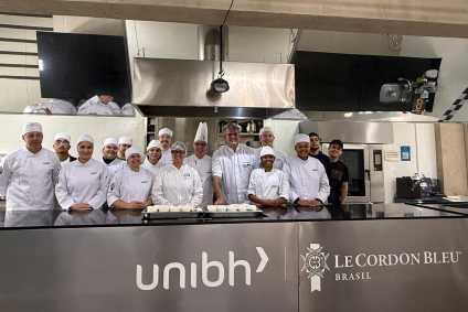 Produção de queijo tipo Camembert em aula de BH