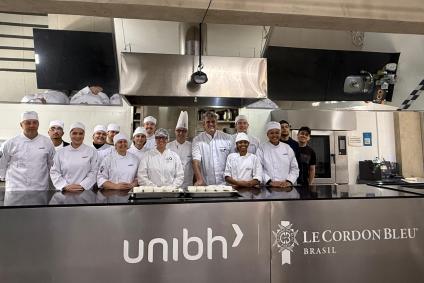 Produção de queijo tipo Camembert em aula de BH