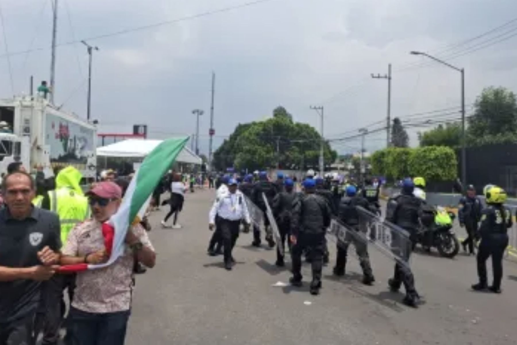 Copa do Mundo: manifestantes entram em confronto com a polícia em frente ao Azteca