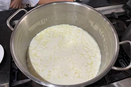 Produção de queijo tipo Camembert em aula de BH