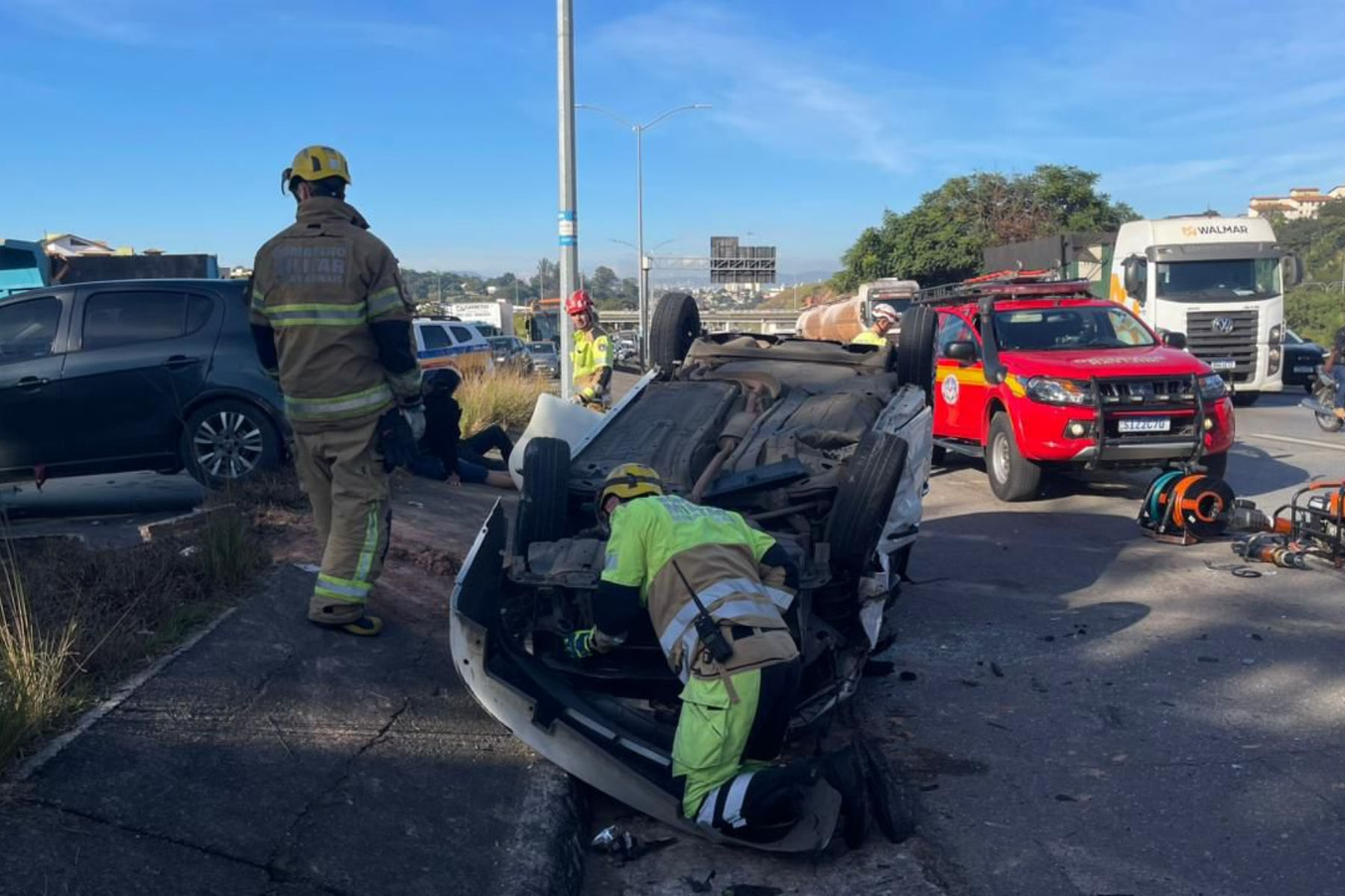 Carro capota na MG-010, em BH, e deixa quatro feridos