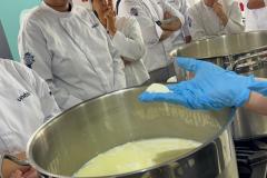 Produção de queijo tipo Camembert em aula de BH