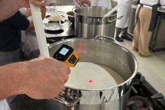 Produção de queijo tipo Camembert em aula de BH