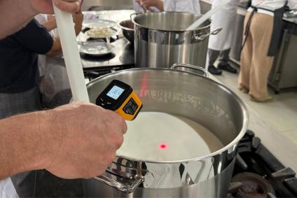 Produção de queijo tipo Camembert em aula de BH