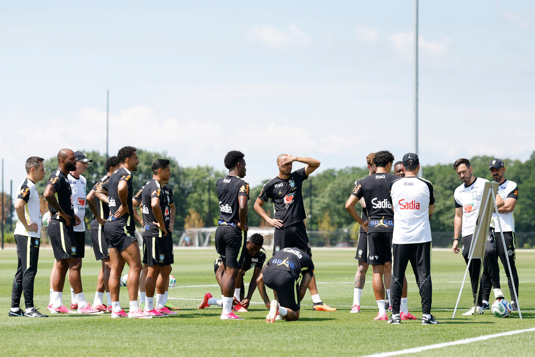 Seleção Brasileira: Ancelotti faz cinco mundanças no time em treino para duelo com Haiti