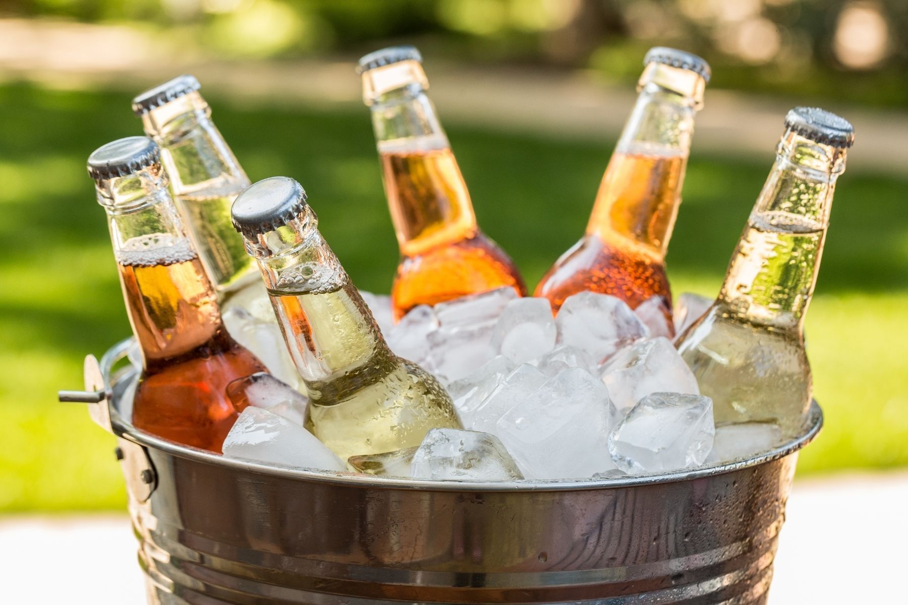 Nem sal nem gelo, descubra segredo para congelar cerveja em apenas 15 minutos