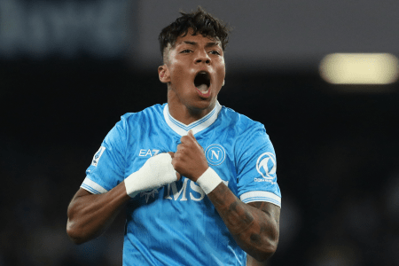 Alisson Santos comemora gol pelo Napoli