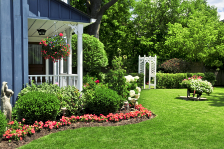 Um dos erros mais comuns na jardinagem é pensar no jardim como um elemento isolado da casa, sem conexão com o estilo, os materiais e a dinâmica da residência