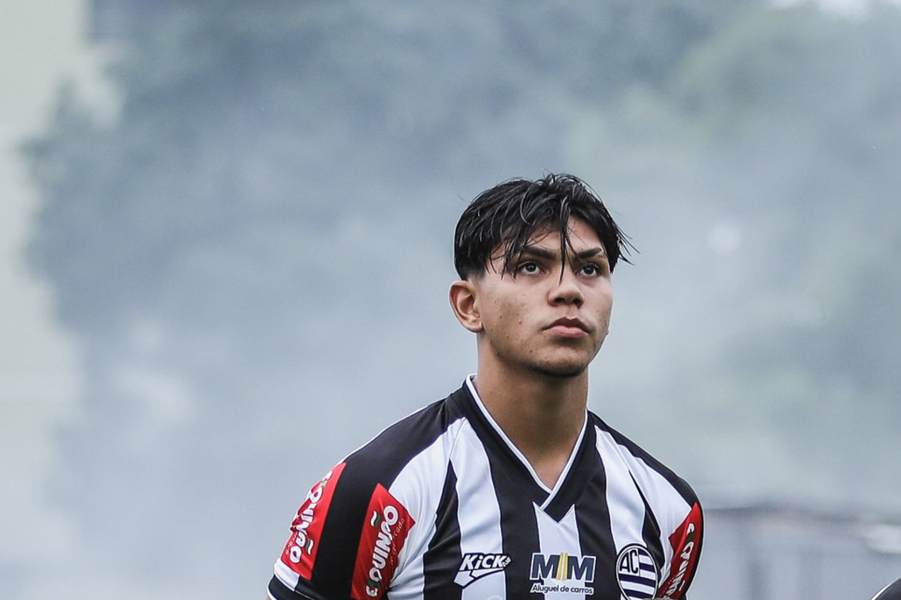 Gigante europeu encaminha contratação de zagueiro de clube mineiro por R$ 24,8 milhões