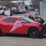 Mulher é atropelada por carro enquanto manifestava contra o ICE nos EUA