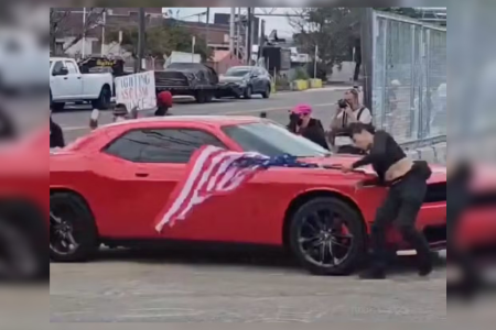 Mulher é atropelada durante protesto contra o ICE nos Estados Unidos