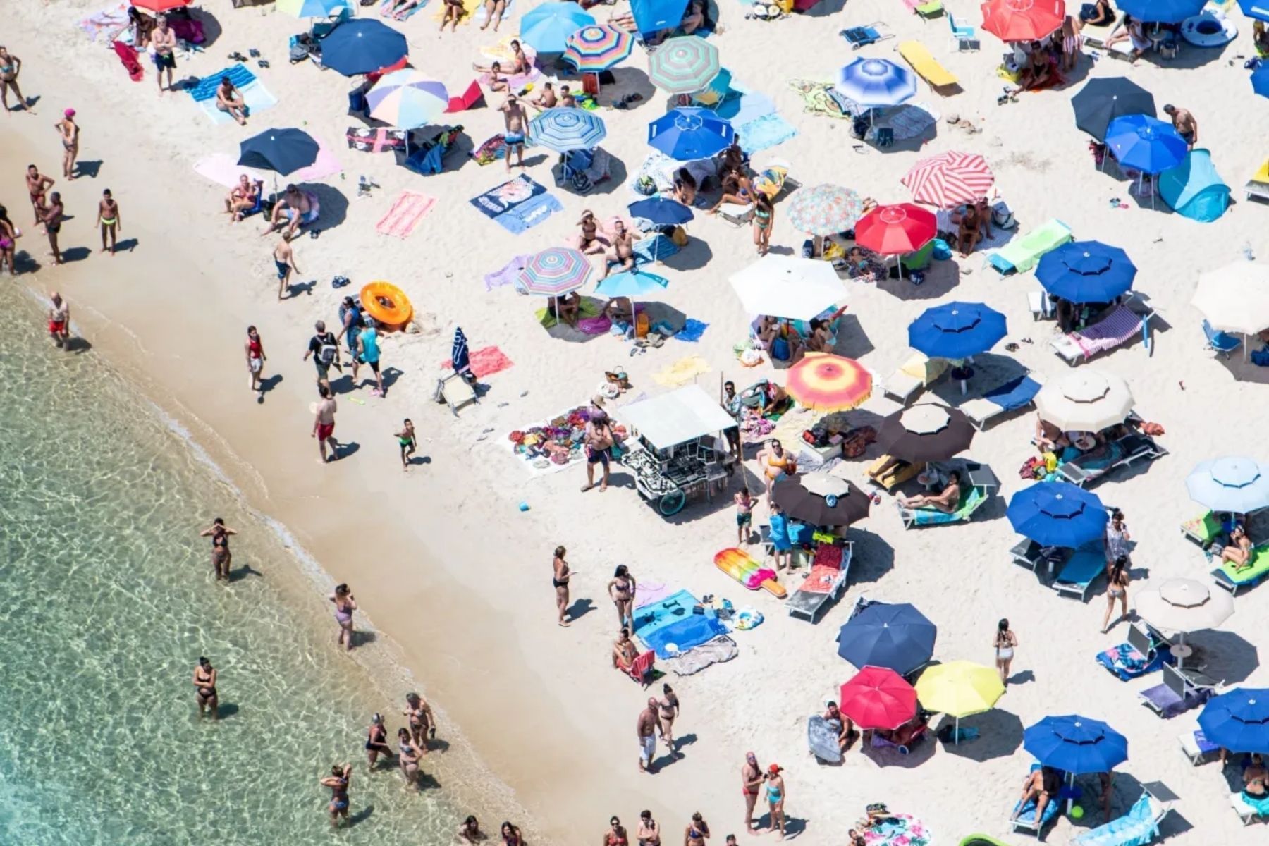 Praia na Itália surpreende e proíbe guarda-sóis para pessoas entre 10 e 65 anos; entenda