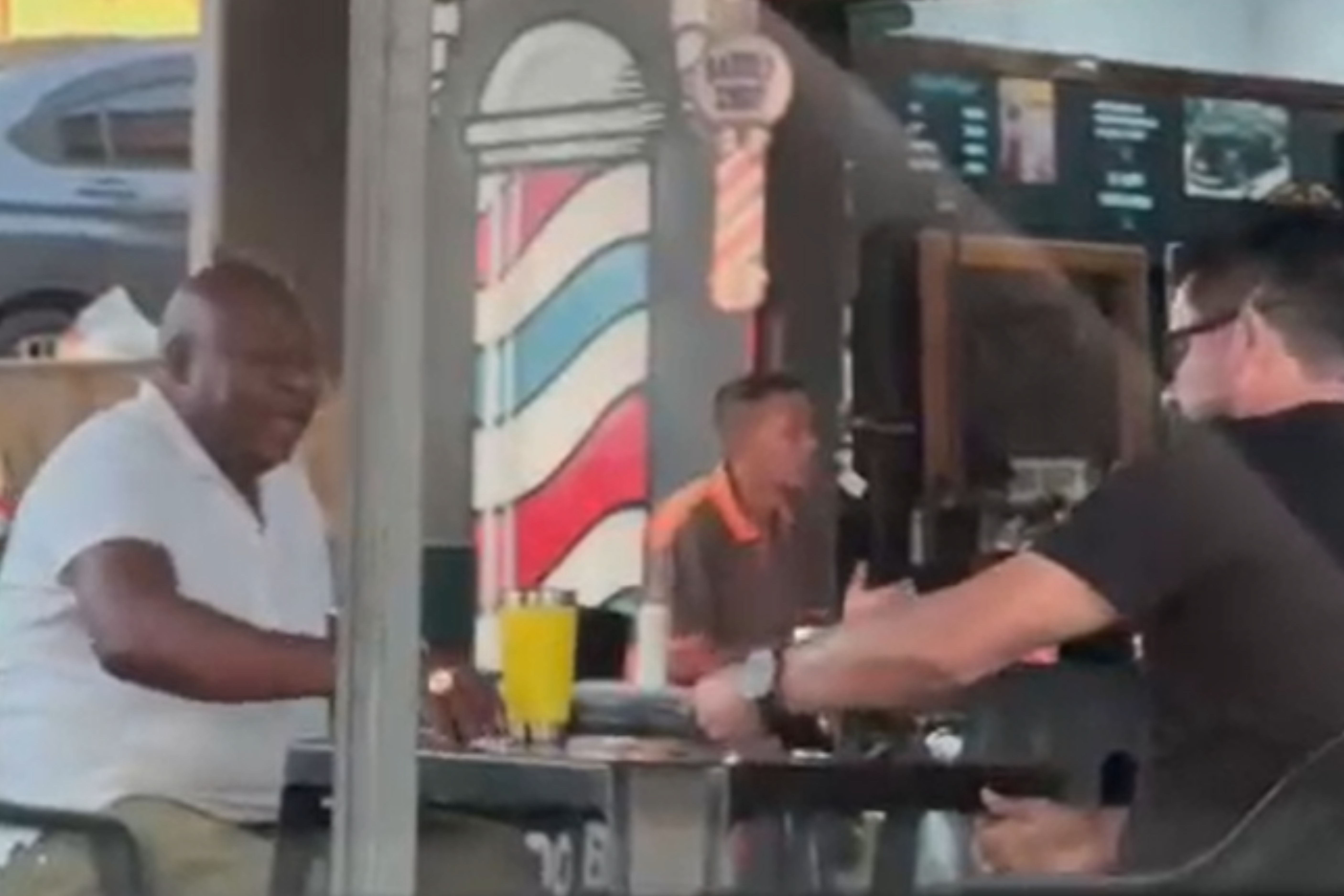 Vídeo flagra encontro entre policial civil e suspeito de planejar morte de promotor em SP