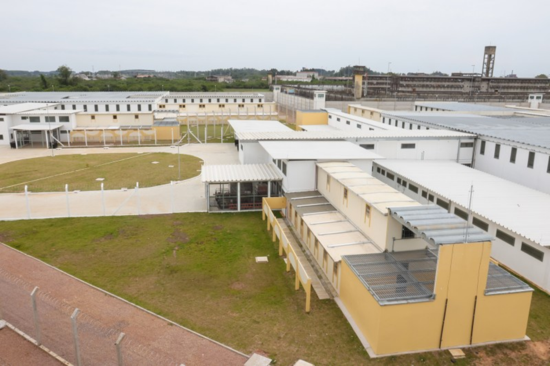 Agente penitenciário é afastado suspeito de facilitar fuga de preso condenado por 10 homicídios