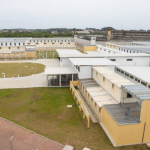Agente penitenciário é afastado suspeito de facilitar fuga de preso condenado por 10 homicídios
