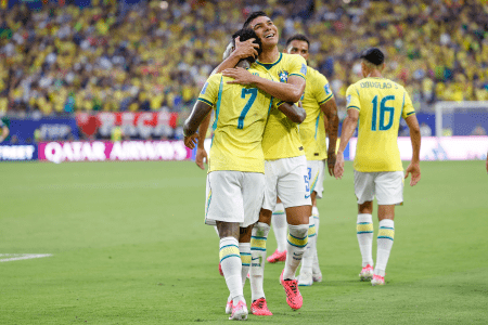 Vinicius Júnior e Casemiro celebram vitória do Brasil na Copa do Mundo