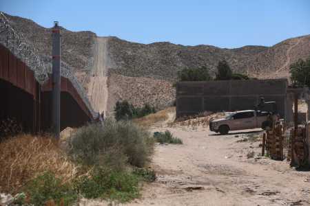 Soldados do Exército mexicano fazem guarda na fronteira México-EUA durante uma operação de demolição de moradias irregulares junto ao muro fronteiriço no bairro de Puerto Anapra, Ciudad Juárez, estado de Chihuahua, México, em 16 de maio de 2026.
