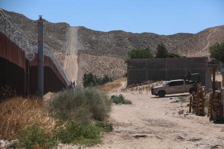Soldados do Exército mexicano fazem guarda na fronteira México-EUA durante uma operação de demolição de moradias irregulares junto ao muro fronteiriço no bairro de Puerto Anapra, Ciudad Juárez, estado de Chihuahua, México, em 16 de maio de 2026.