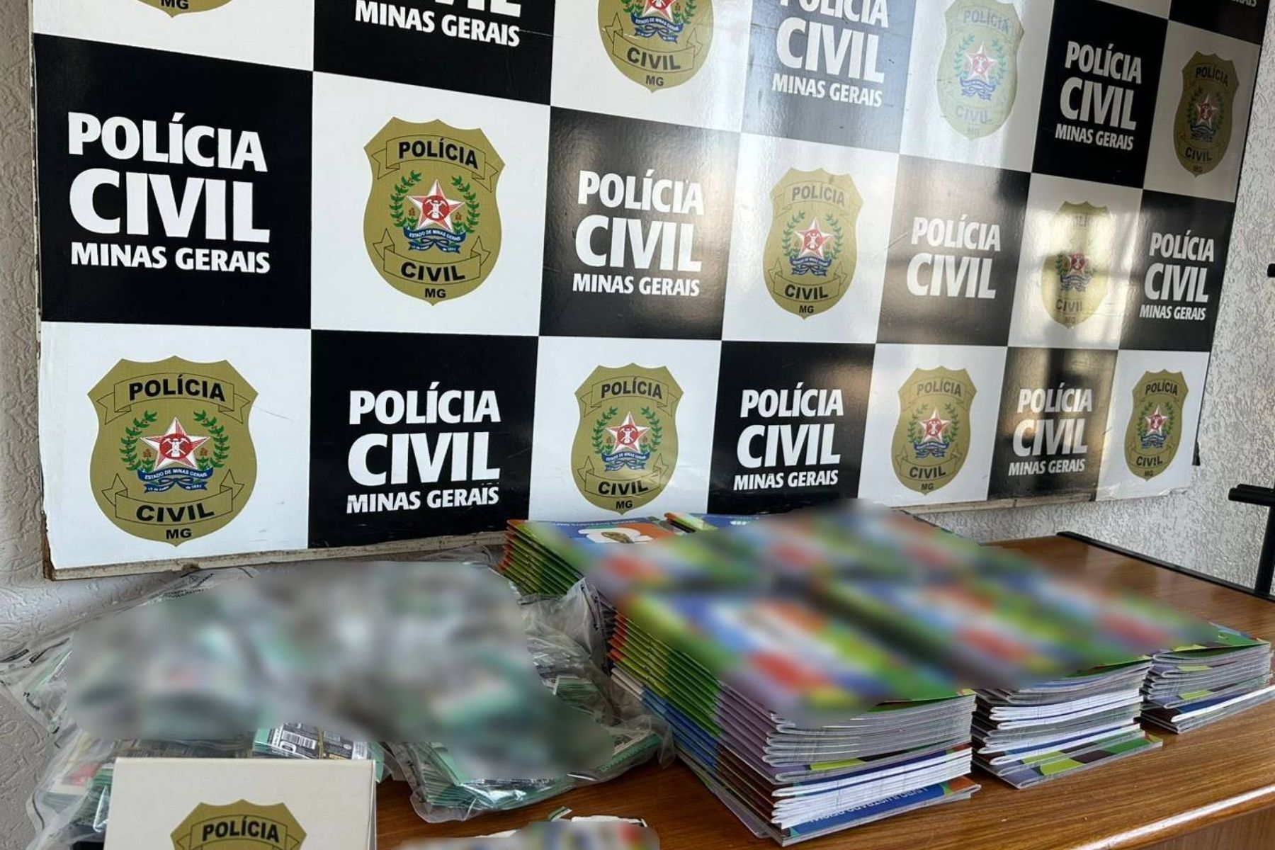 Polícia Civil apreende figurinhas da Copa do Mundo falsificadas em Minas