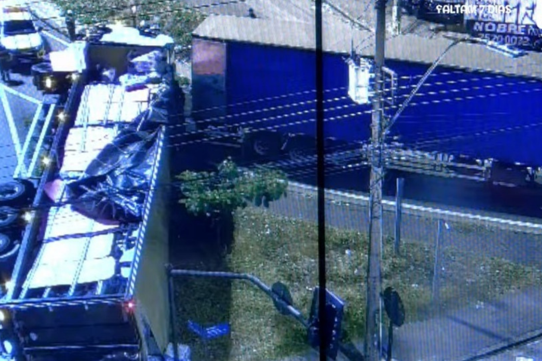 Dupla é presa por tentar furtar carga de papel higiênico após carreta tombar em BH