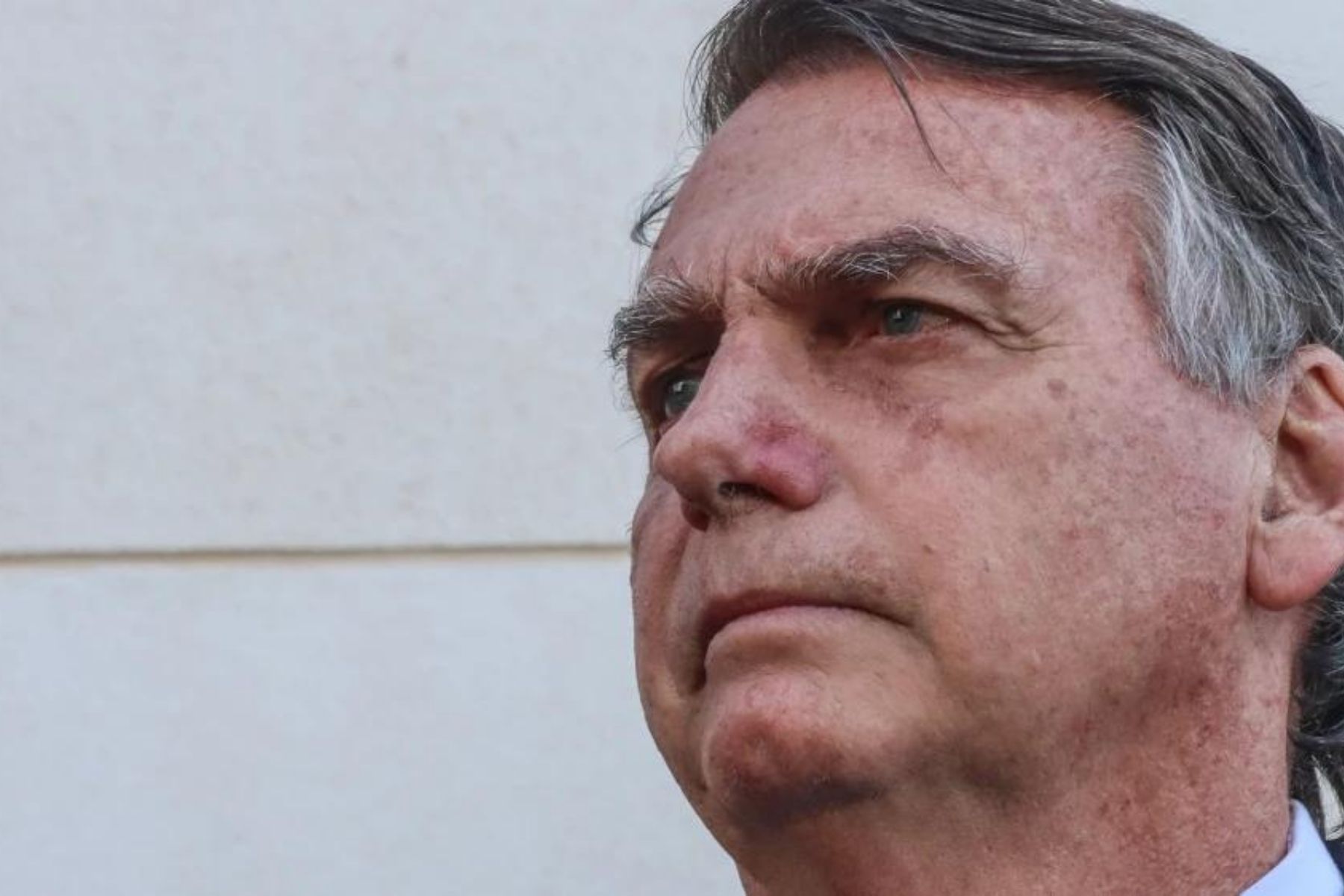 Jair Bolsonaro deve ser mantido em prisão domiciliar por problemas de saúde