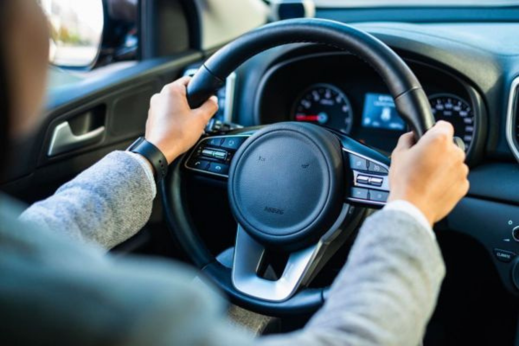 Volante duro ao dirigir? Saiba quais problemas no carro podem estar por trás do defeito