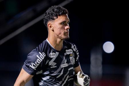 João Pedro, goleiro do Santos