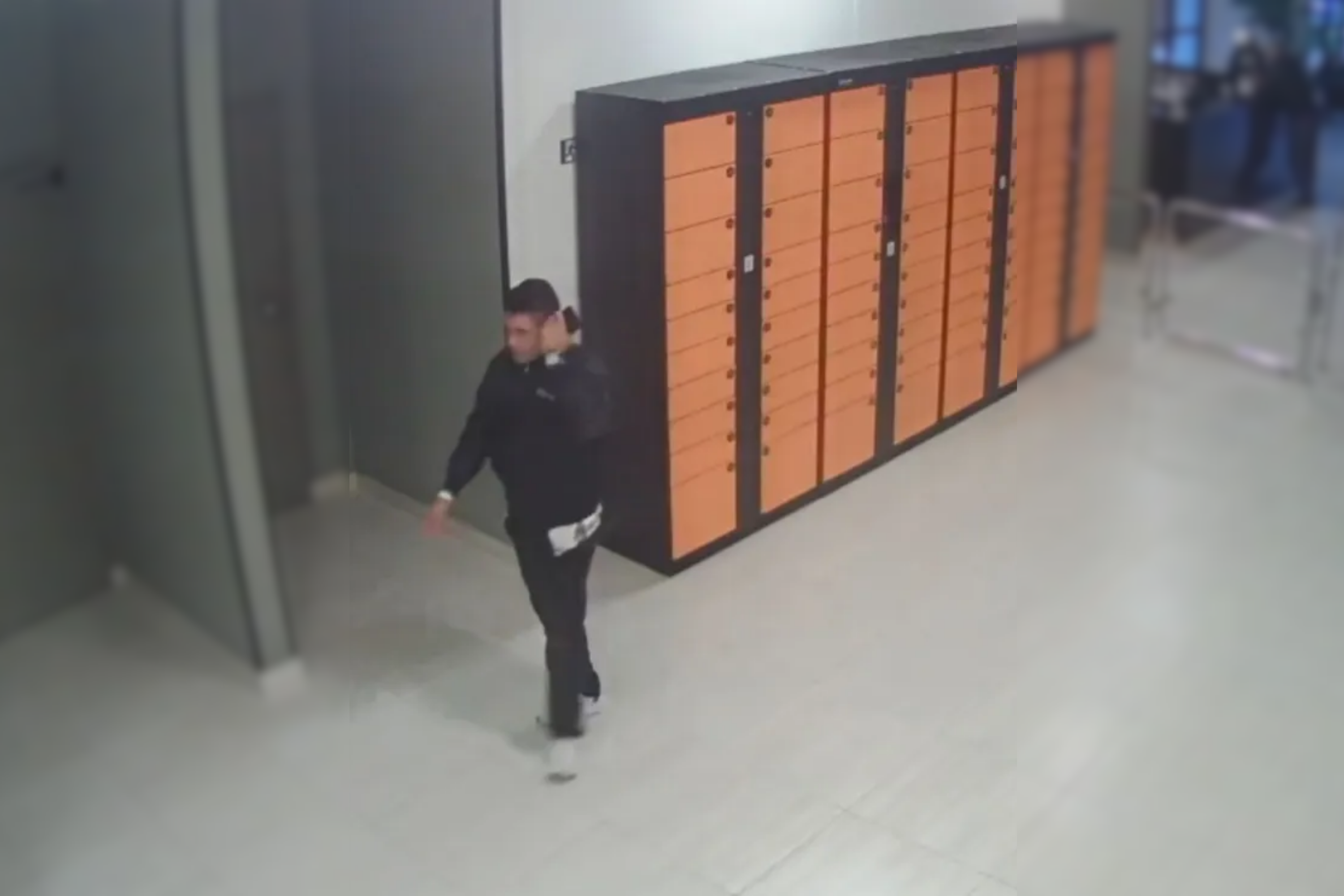 Vídeo: câmera registra suspeito antes de invadir apartamento de nutricionista em SP
