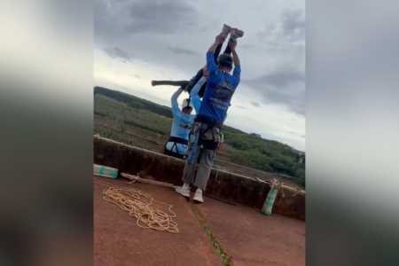 Jovem jogada de viaduto sem cordas em salto de rope jump estava viva após queda