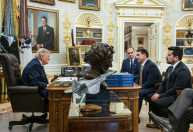 Trump publica nova foto com Flávio Bolsonaro após novo tarifaço