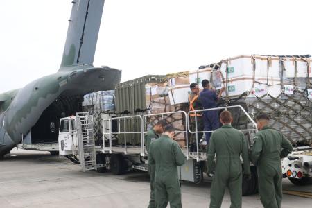Avião com hospital de campanha e equipe médica decolou do Rio de Janeiro neste sábado (27)