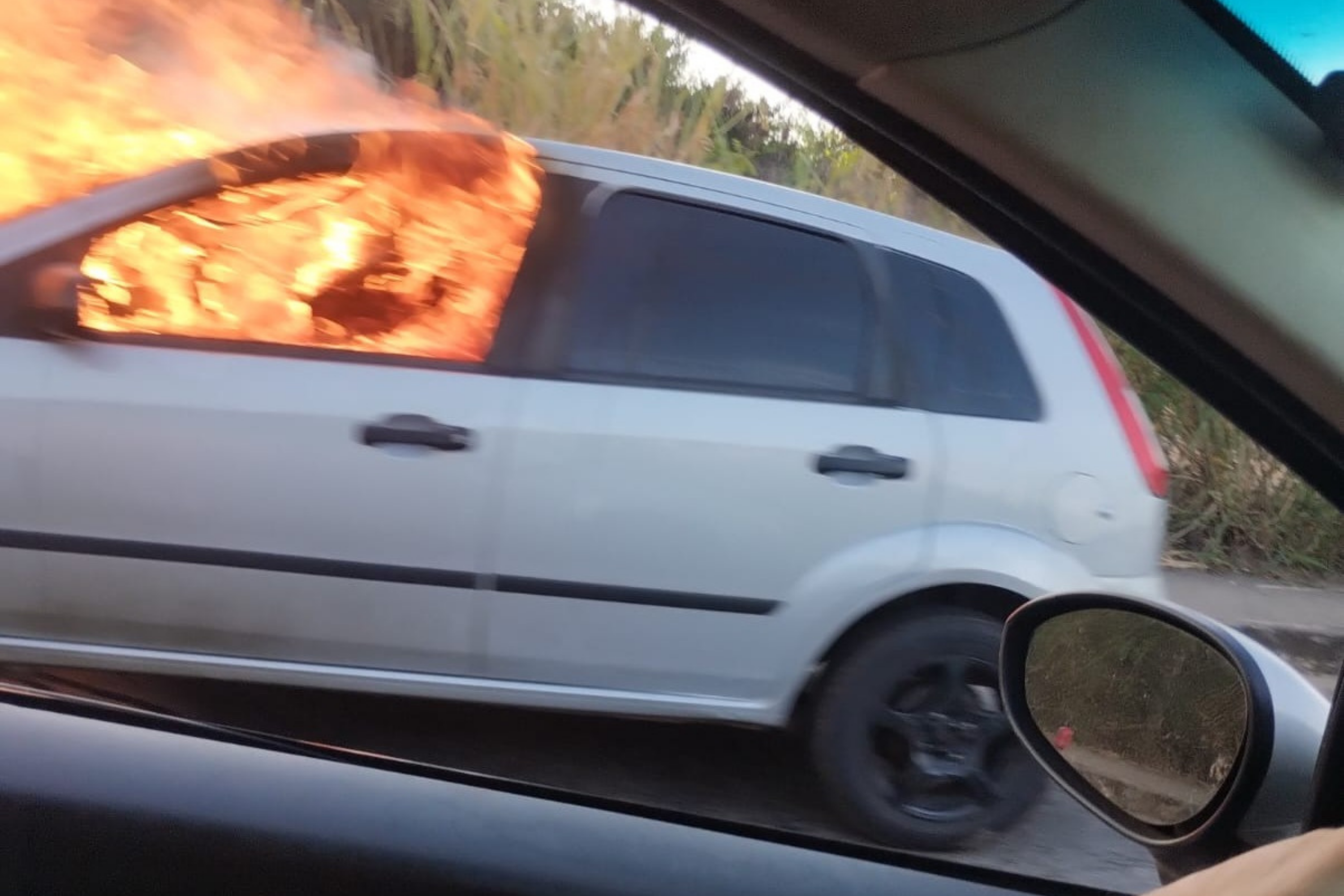 Carro pega fogo e complica trânsito na região Nordeste de BH