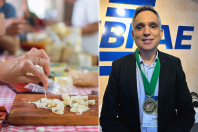Jornalista da Itatiaia recebe medalha no Festival do Queijo Artesanal de Minas