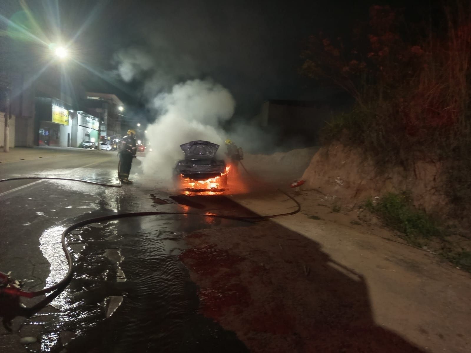 Veículo Camaro é destruido por incêndio em Timóteo