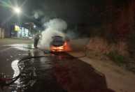 Veículo Camaro é destruido por incêndio em Timóteo