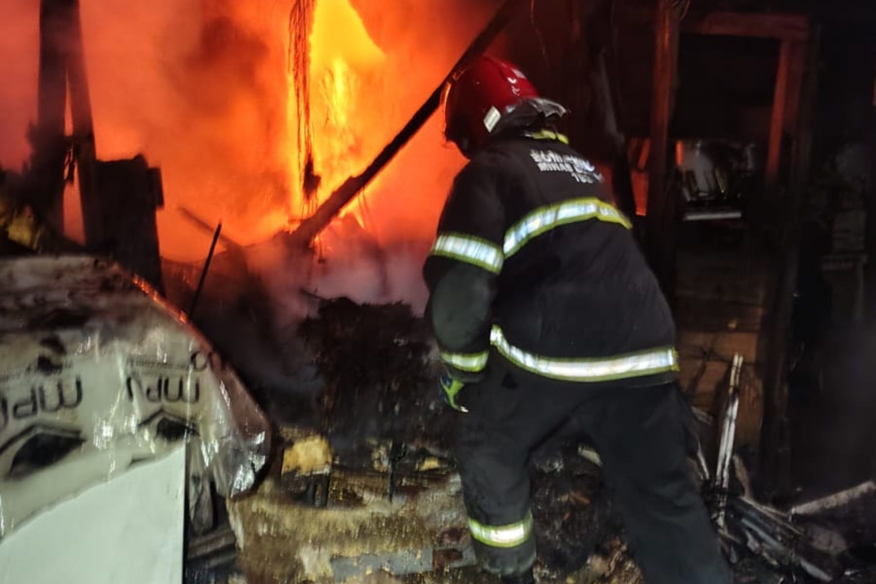 Bombeiros controlam incêndio em recicláveis em Juiz de Fora