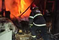 Bombeiros controlam incêndio em recicláveis em Juiz de Fora