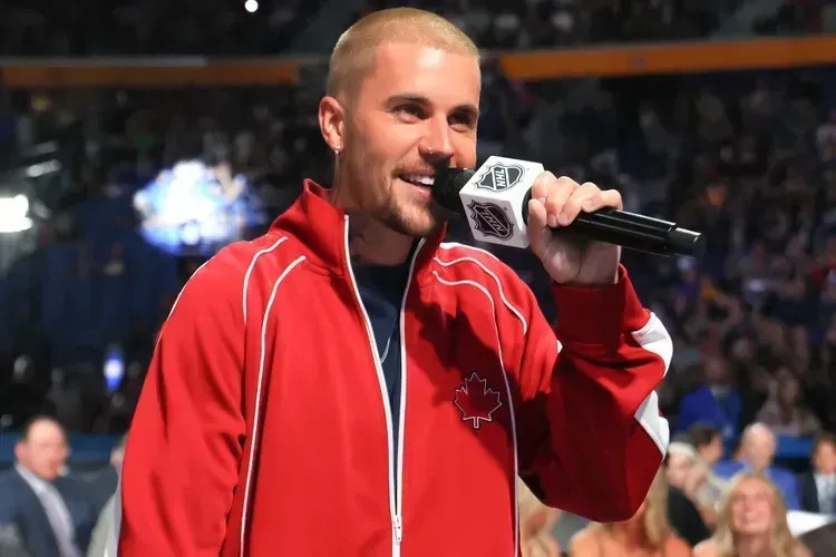 Justin Bieber participa do Draft da NHL e anuncia primeira escolha