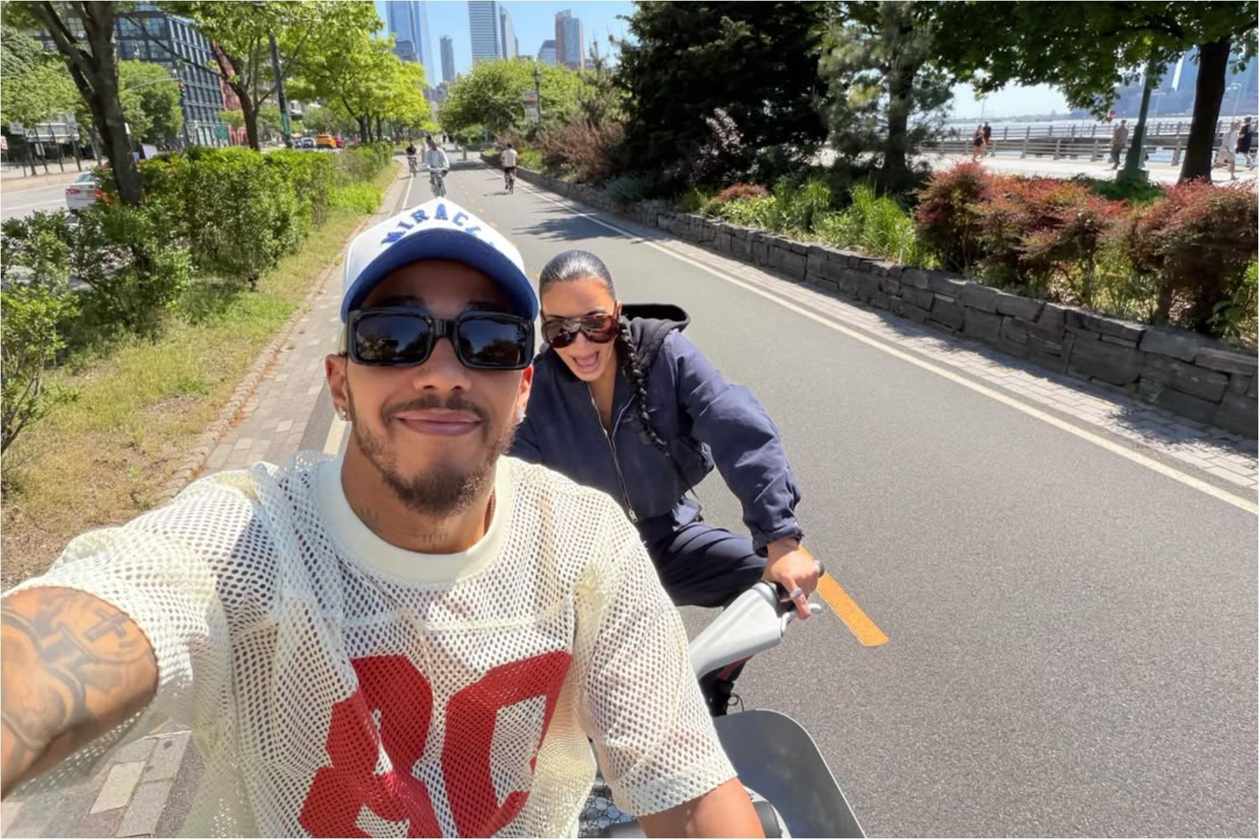 Kim Kardashian assume relacionamento com Lewis Hamilton em meio a fotos de família