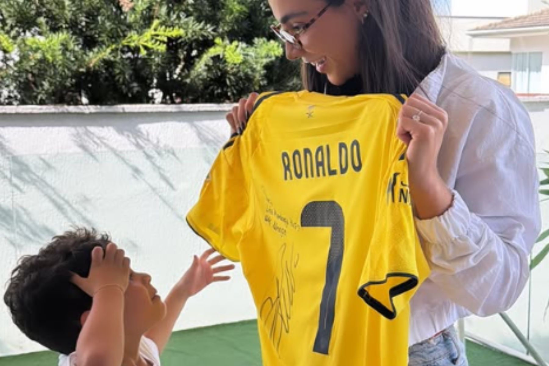 Filho de Marília Mendonça reage ao ganhar camisa autografada por Cristiano Ronaldo