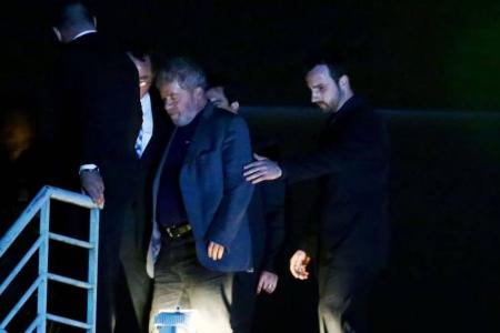 Lula chegando na à Superintendência da Polícia Federal em Curitiba, onde foi preso • Heuler Andrey/AFP