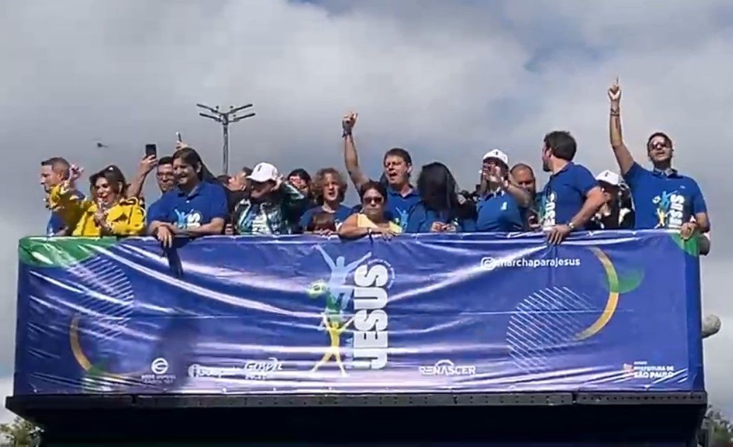 Flávio Bolsonaro e Tarcísio participam de Marcha para Jesus ao lado de Messias e Mendonça