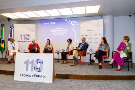 Representantes das Academias de Ciências presentes ao evento e corpo técnico da ABC