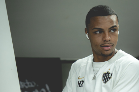 Cauã Soares busca convencer Domínguez a ser reserva imediato de Cassierra no Atlético