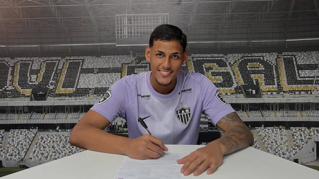 Promessa do Atlético assina contrato profissional com multa de R$ 350 milhões
