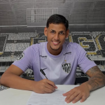 Promessa do Atlético assina contrato profissional com multa de R$ 350 milhões