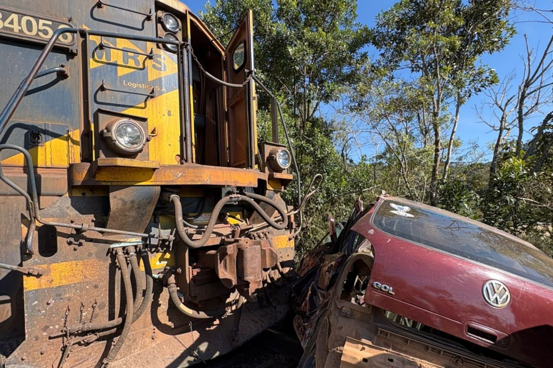 Motorista morre em colisão entre carro e trem no Campo das Vertentes