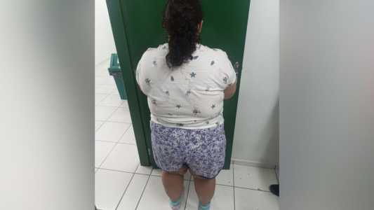 Mulher de 37 que 'fingia' ter 12 anos usava mamadeira, chupeta e enganou família por 14 meses